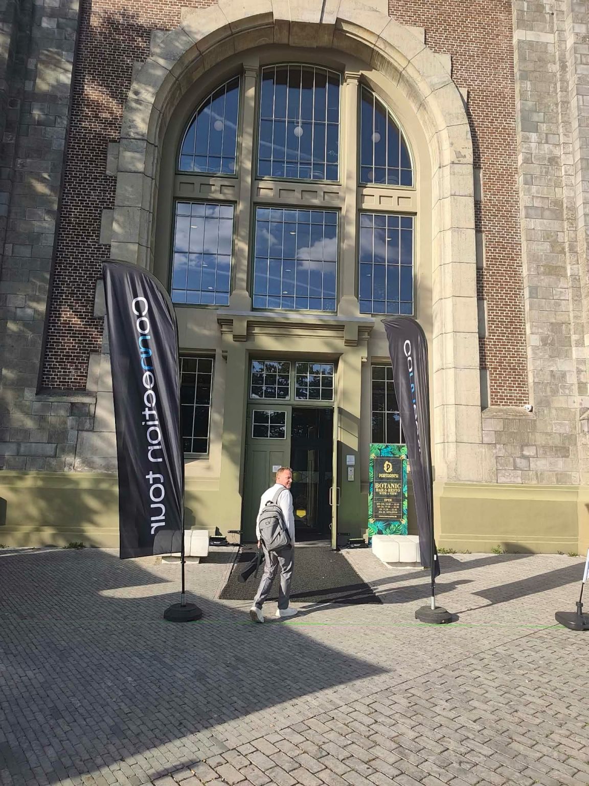 Aan de poort van de Embuild Buildwise Connection Tour.