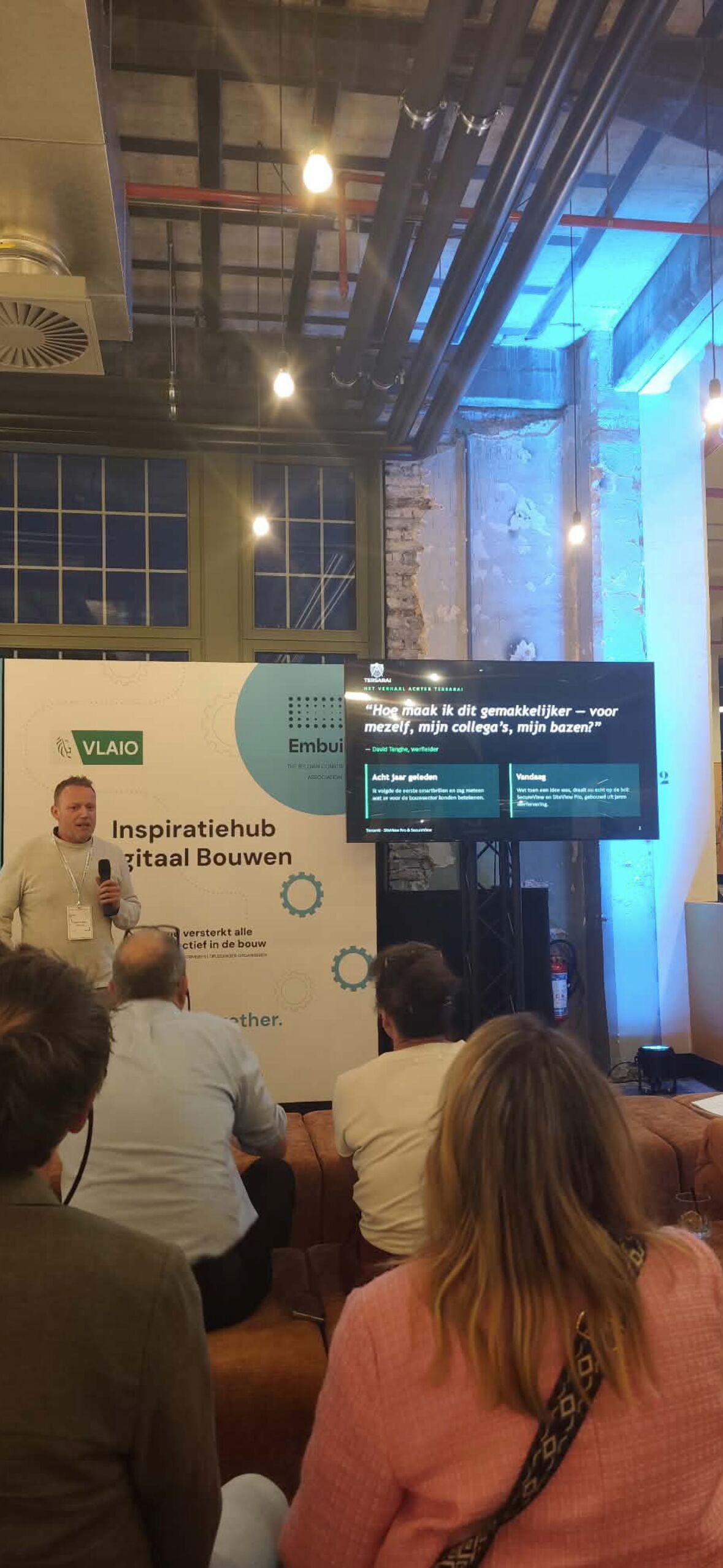 Bezoekers zetten de bril zelf op en testen SiteView Pro.